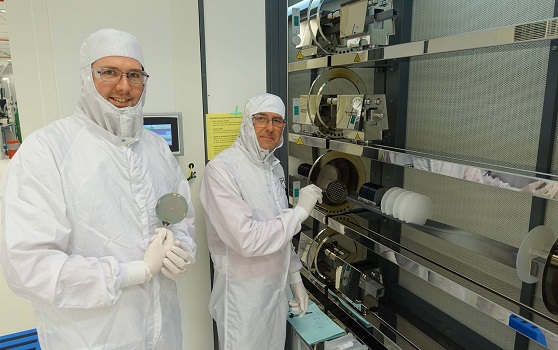 Jarno Groenesteijn (左) & Jack van Putten (右) 在 特温特大学的Nanolab实验室