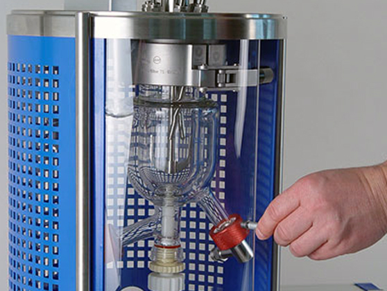 带有可更换玻璃和钢制压力容器的用于低压和高压反应的小型实验室反应器系统（图片来自Büchi AG）